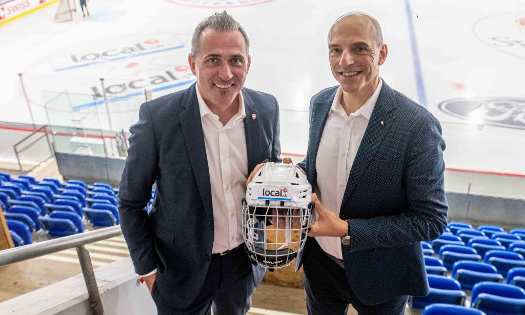 Freuen sich auf die Fortführung der Partnerschaft (von links): Marco Baumann (Director Marketing & Sponsoring SIHF) und Stefano Santinelli (CEO localsearch). (Bild: Jonathan Vallat/SIHF/localsearch)